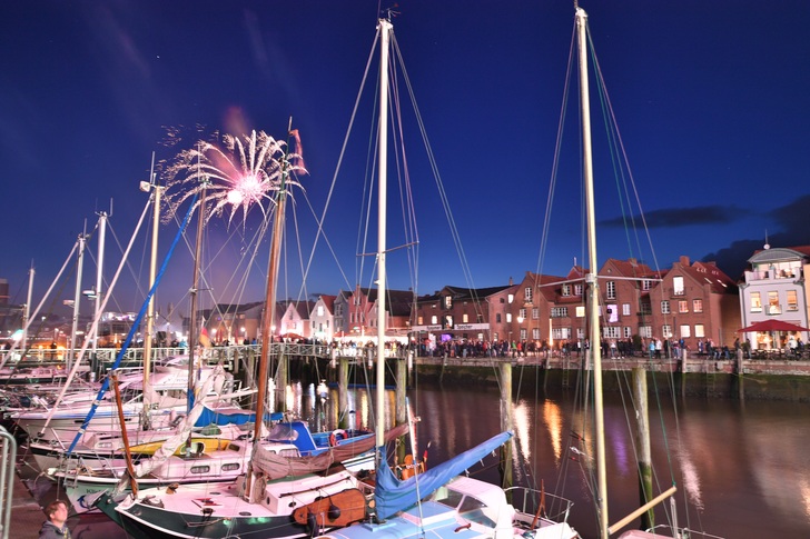 <p>Feuerwerk am Hafen – die Windbranche fiebert der HUSUM Wind entgegen.</p> - © Messe Husum und Congress